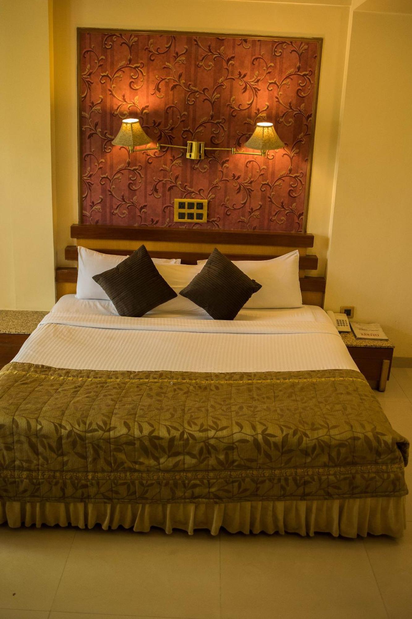 Hotel Deccan Royaale, Shivajinagar ปูเน่ ภายนอก รูปภาพ